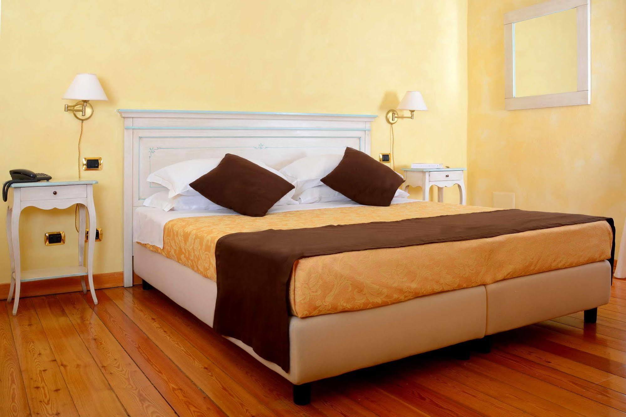 Albergo Dimora Storica Antica Hostelleria Crema Buitenkant foto