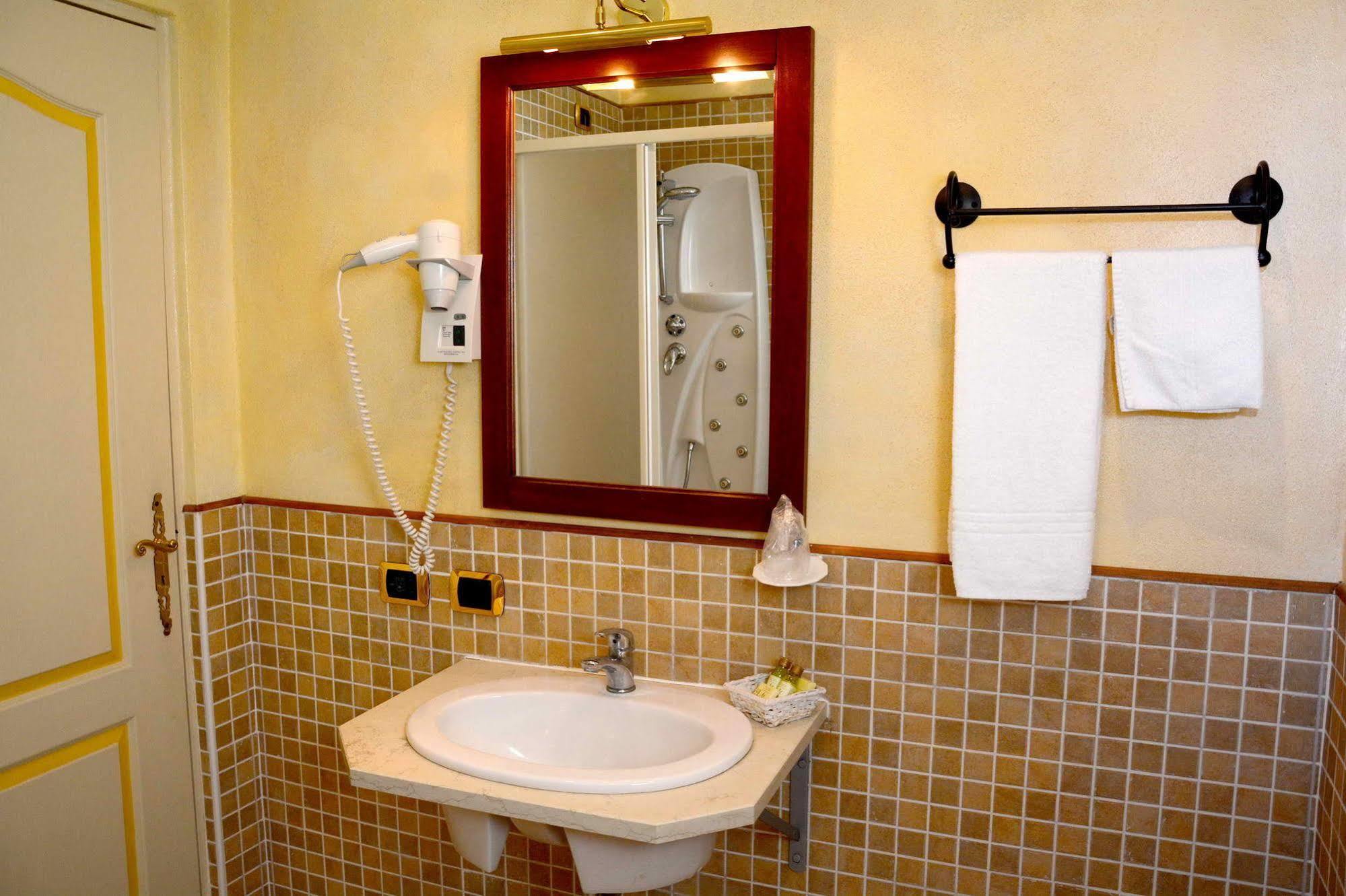 Albergo Dimora Storica Antica Hostelleria Crema Buitenkant foto